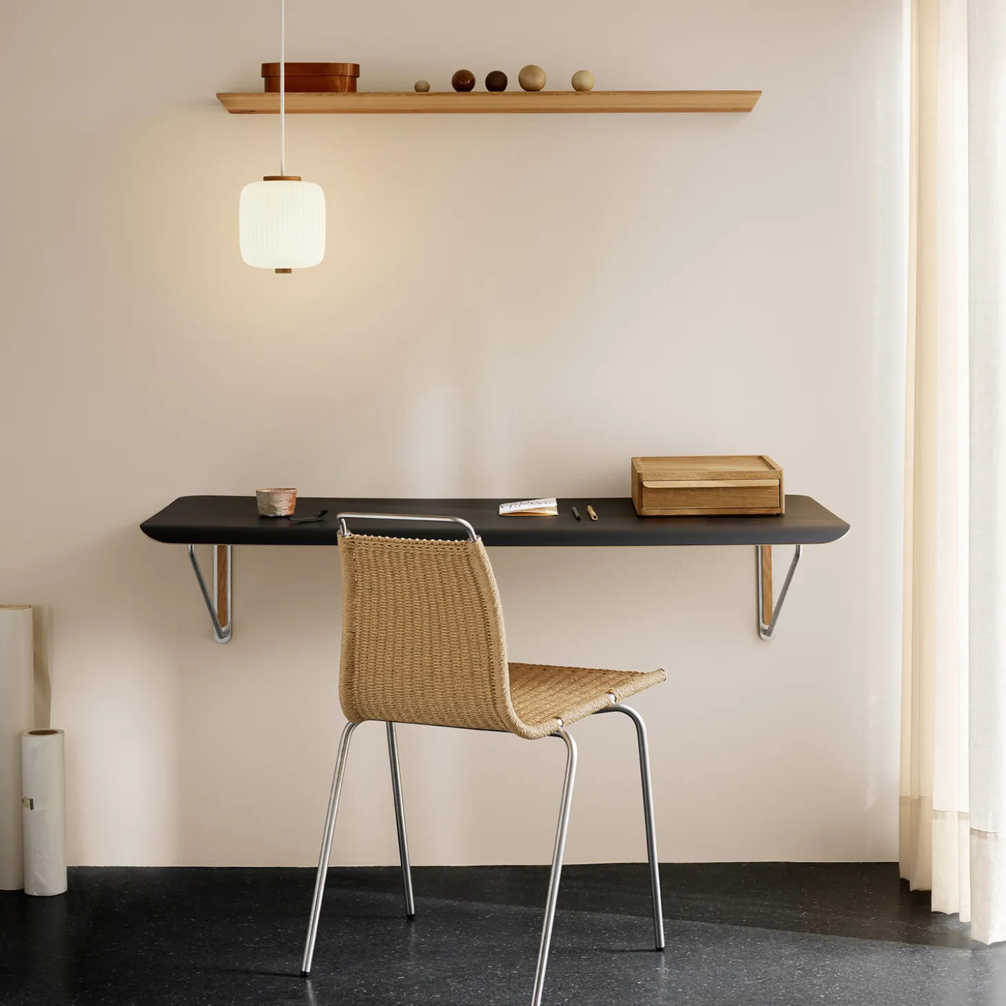 AB019 Wall Desk, sort/olieret egetræsfinér