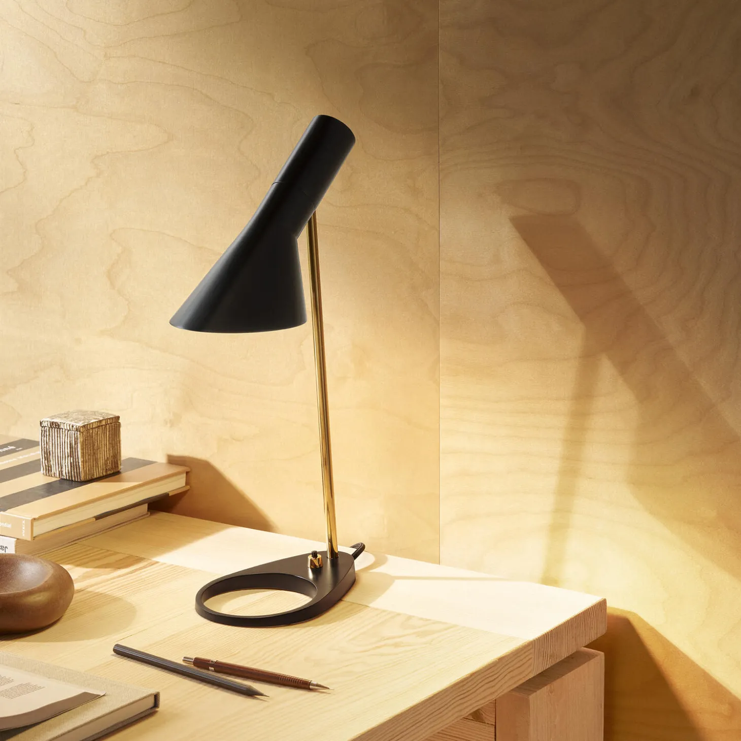 AJ Mini bordlampe, brass/black