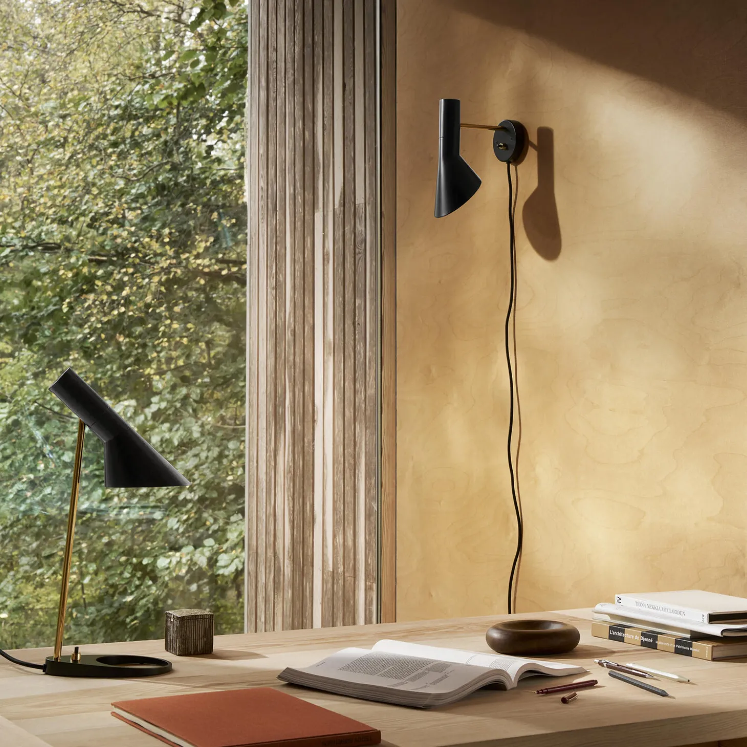 AJ Mini bordlampe, brass/black
