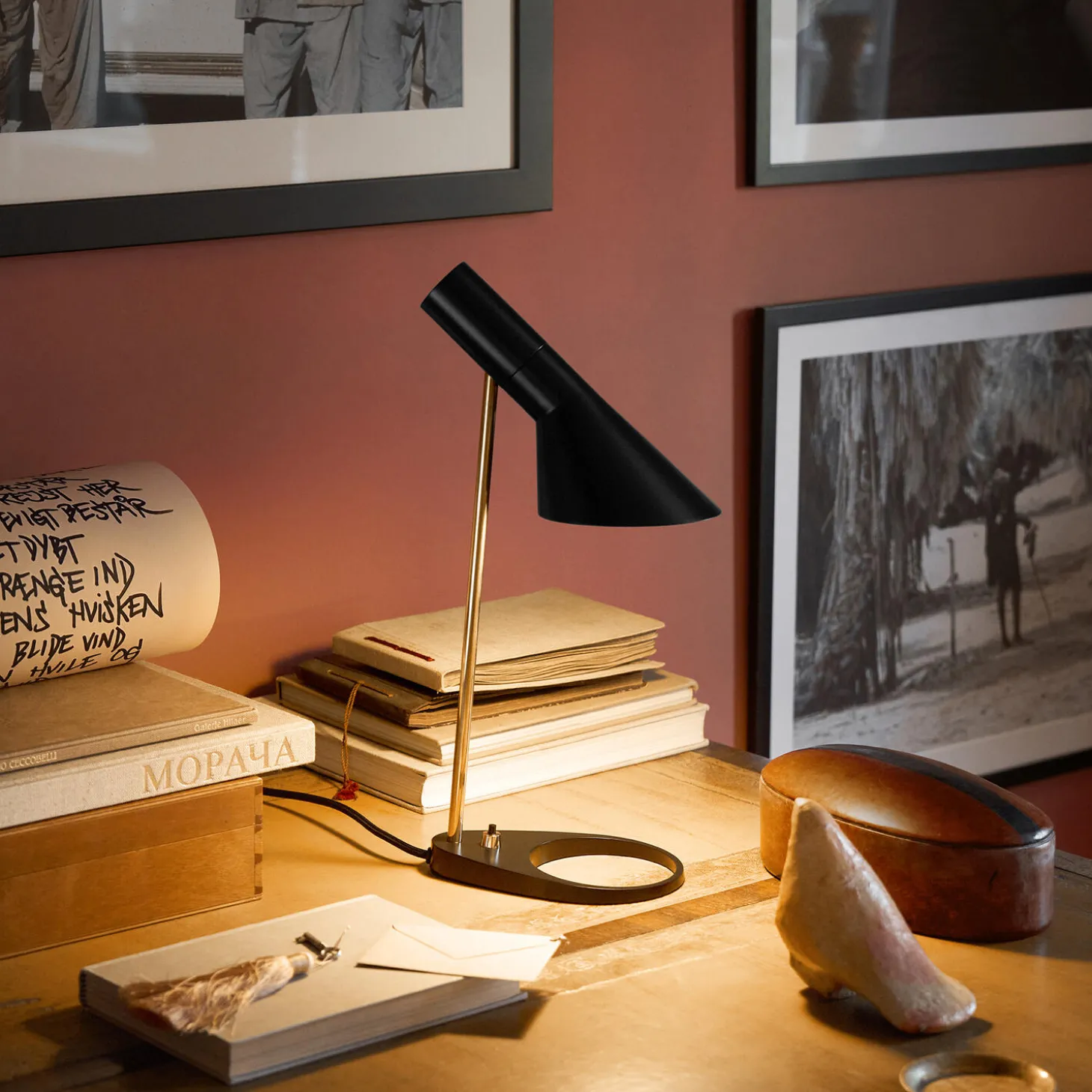 AJ Mini bordlampe, brass/black