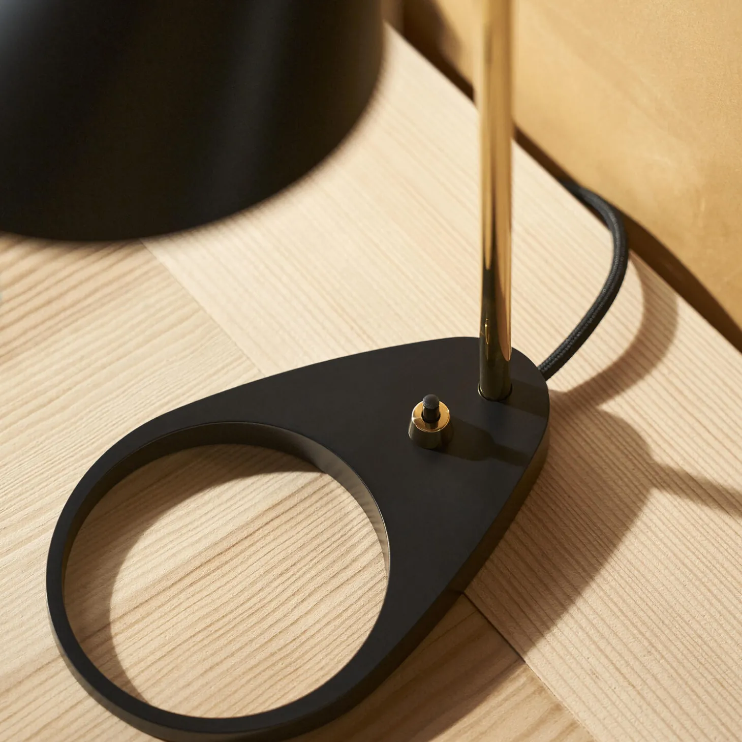 AJ Mini bordlampe, brass/black