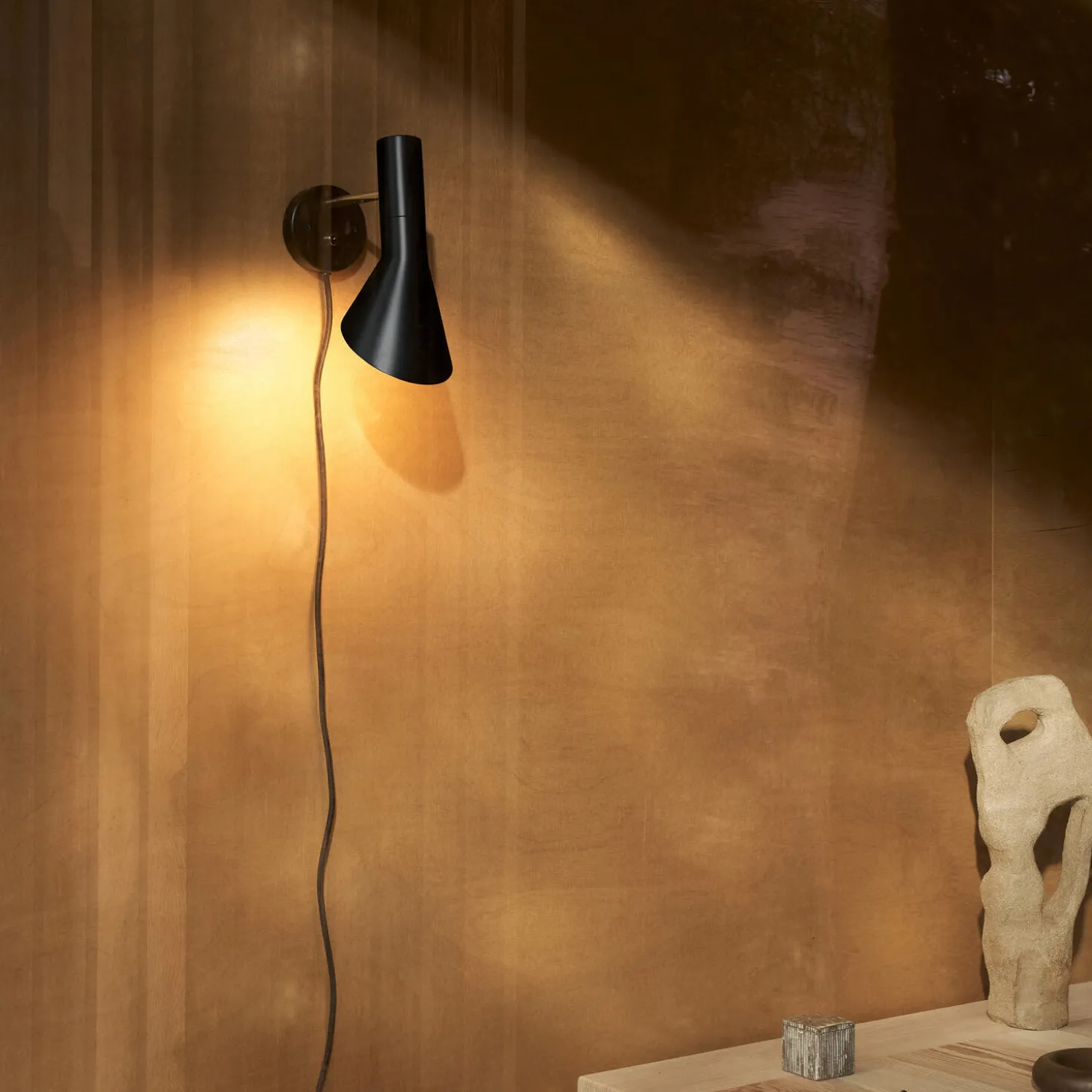 AJ væglampe, brass/black