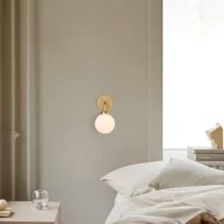 Apiales Wall Lamp, brushed brass/opal