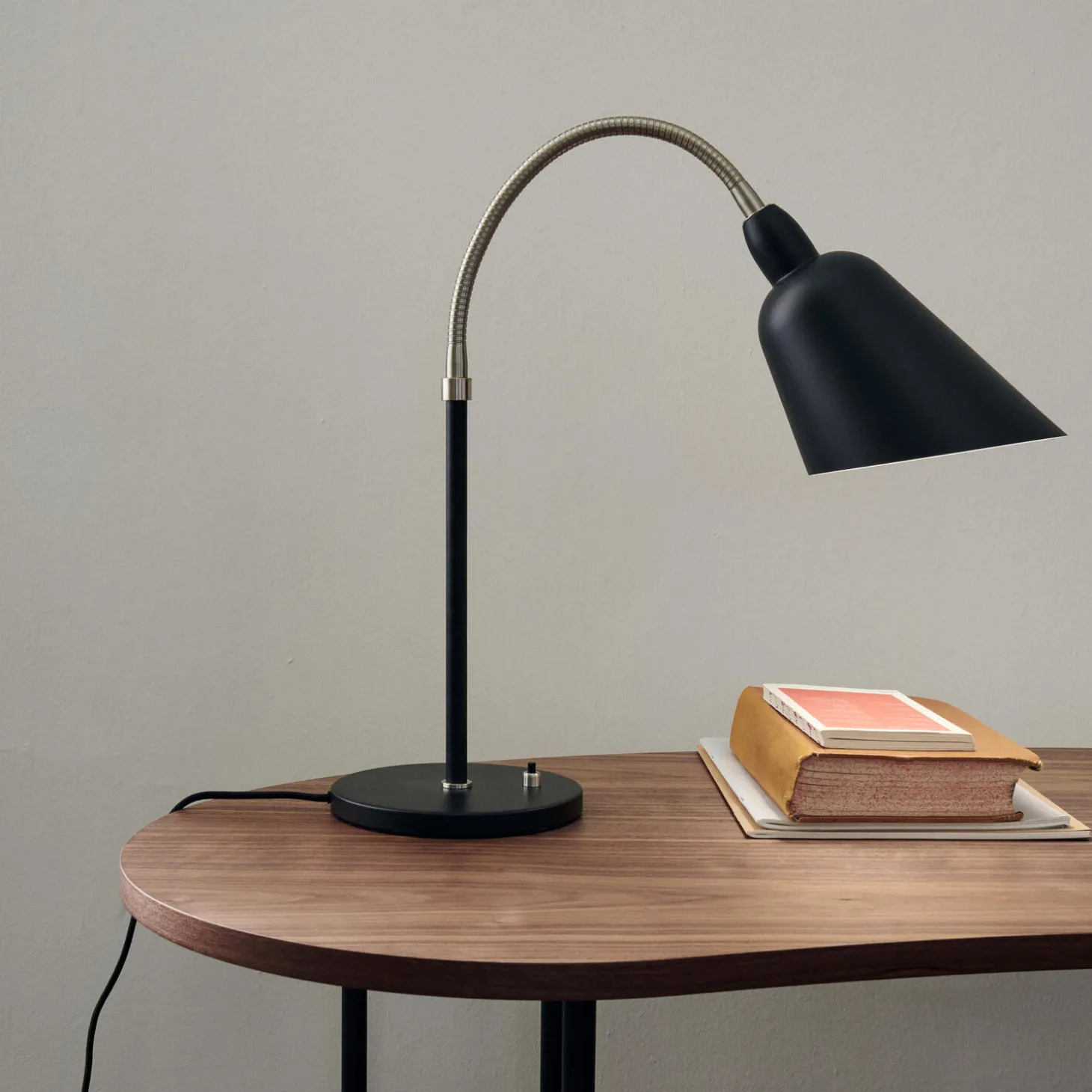 Bellevue AJ8 bordlampe, black/steel