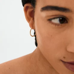 BETWEEN hoops, guldbelagt