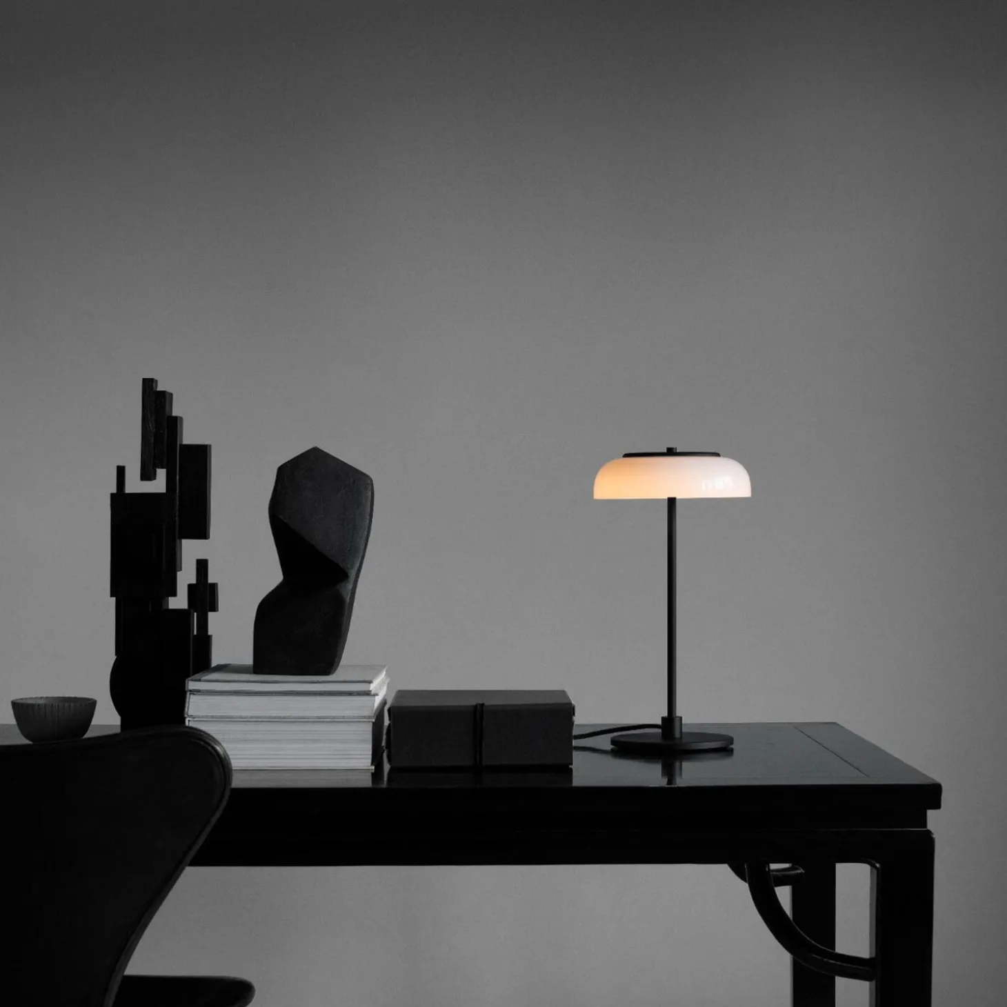 Blossi Table Lamp, black/opal