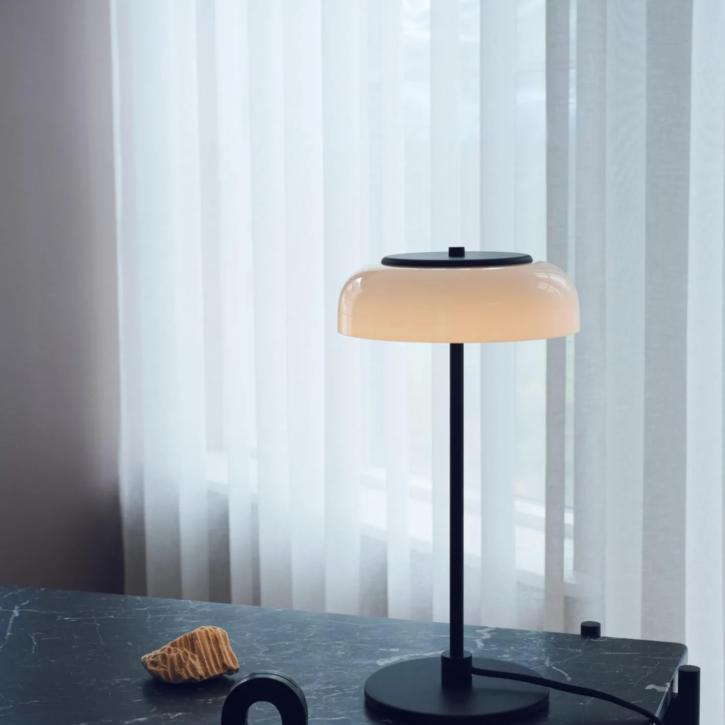 Blossi Table Lamp, black/opal