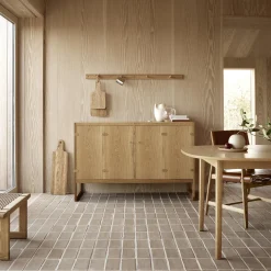 BM0057 skænk, olieret eg