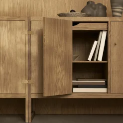 BM0057 skænk, olieret eg