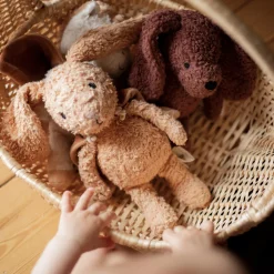 Den lyttende kanin med kappe