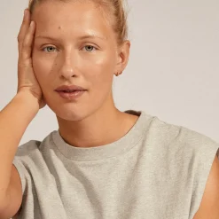 EDDY recycled små huggie hoop øreringe, guldbelagt