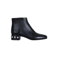 Emma Pearl, black
