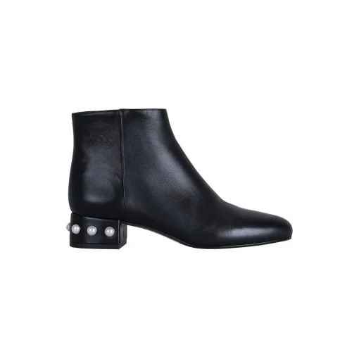 Emma Pearl, black