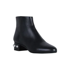 Emma Pearl, black