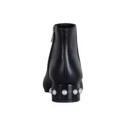 Emma Pearl, black