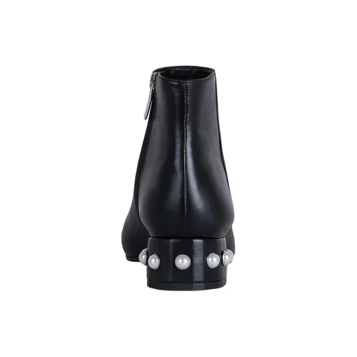 Emma Pearl, black