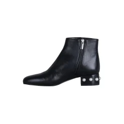 Emma Pearl, black