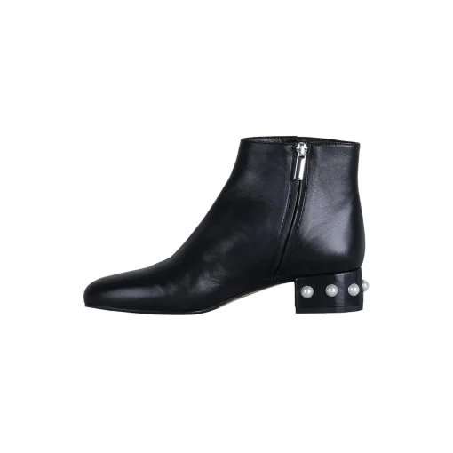 Emma Pearl, black