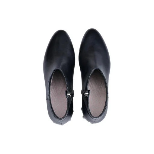 Emma Pearl, black