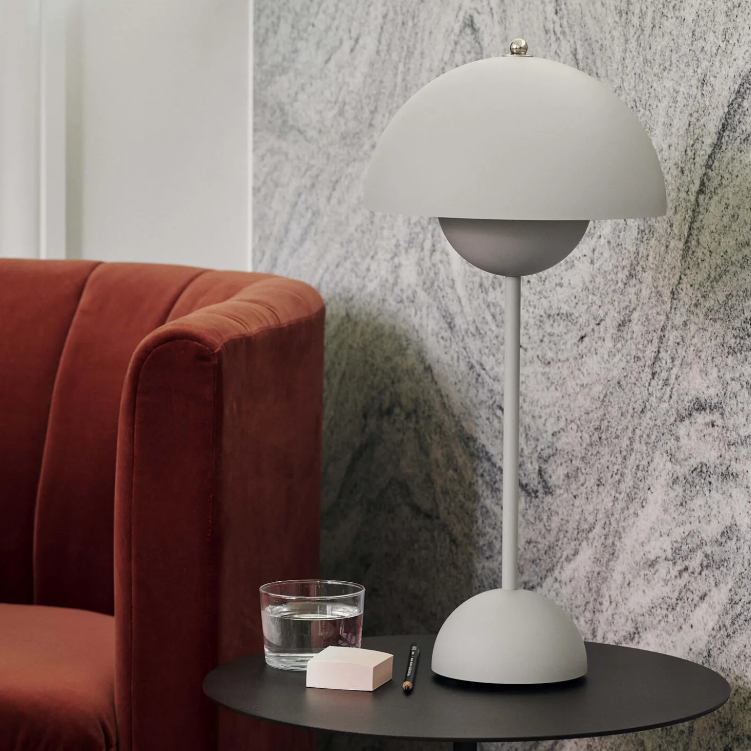 Flowerpot VP3 Table Lamp, matt light grey