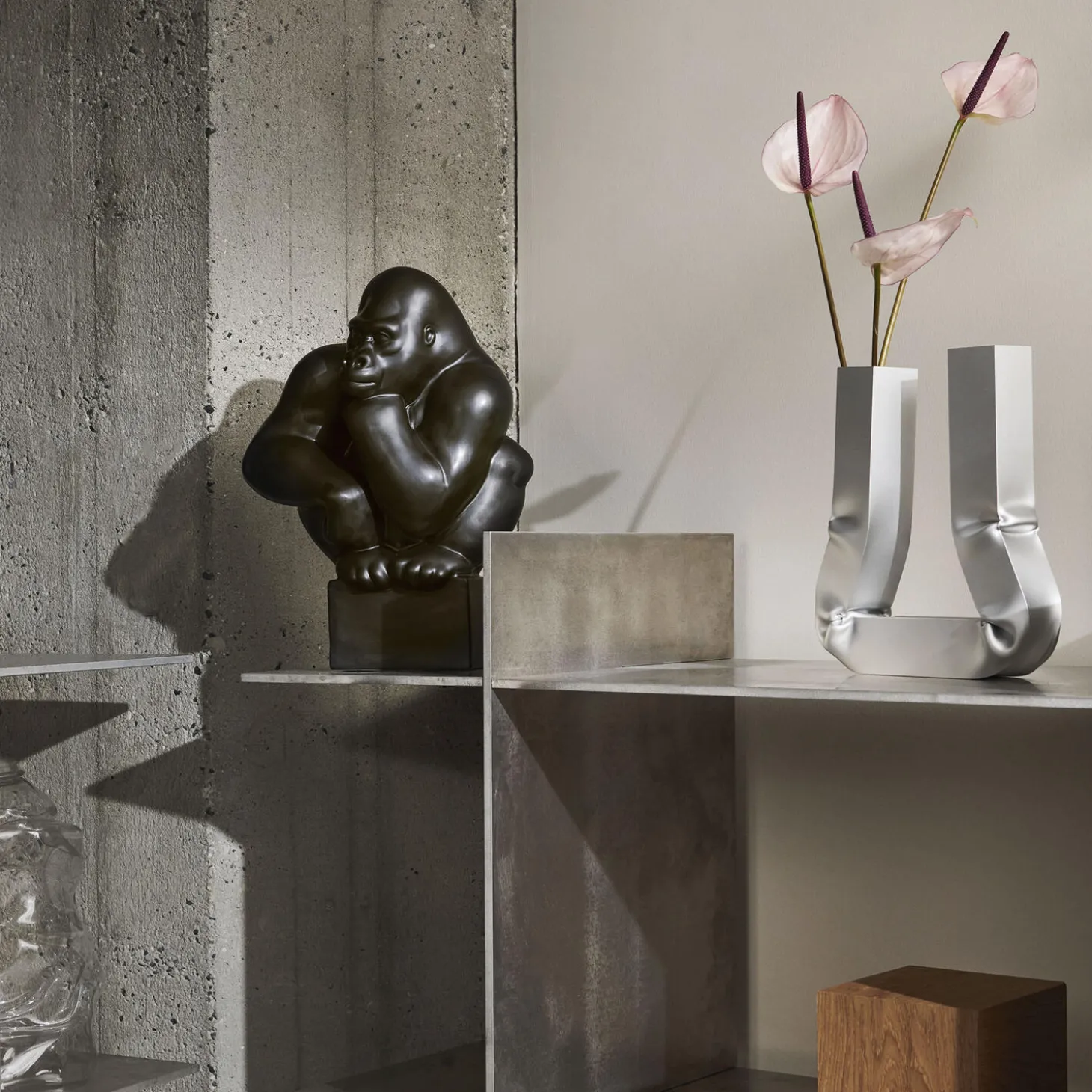 Gorilla figur Hovedet hvilende på hånden