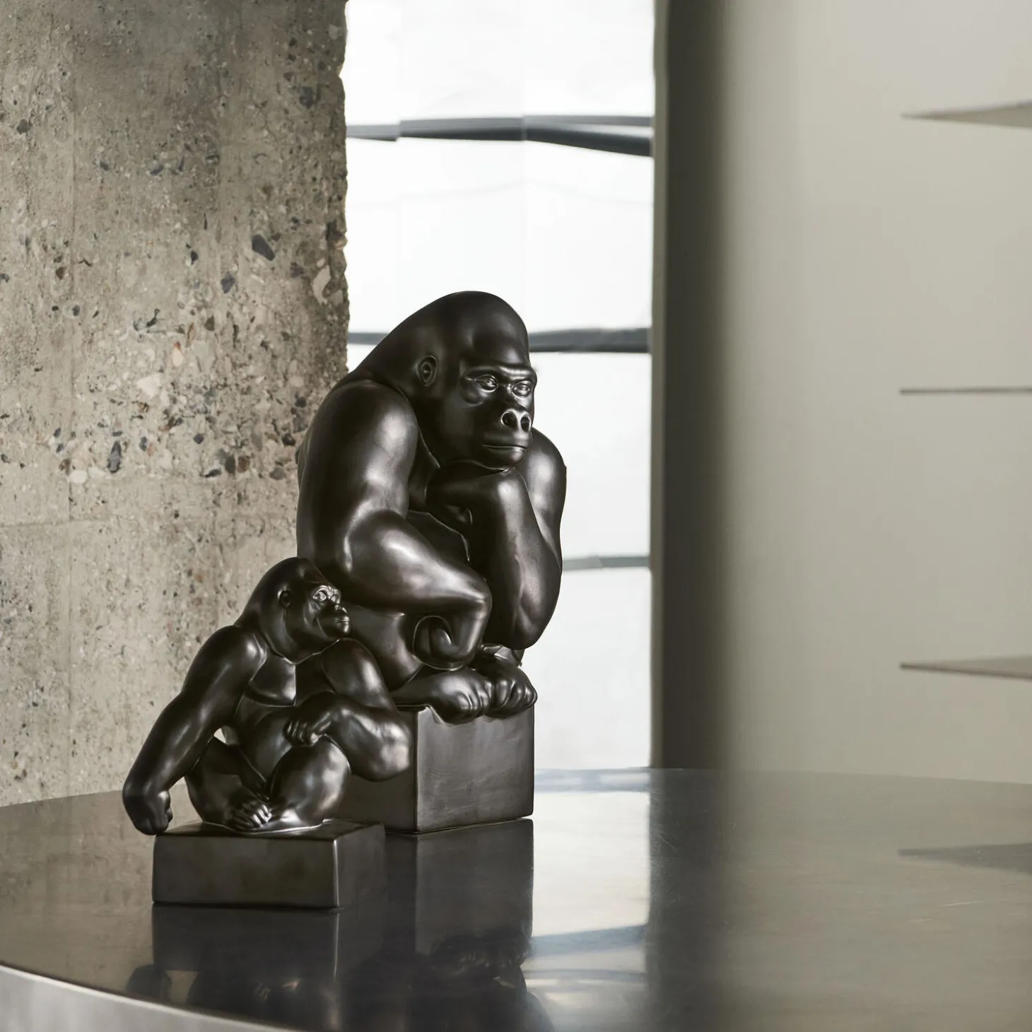 Gorilla figur Hovedet hvilende på hånden