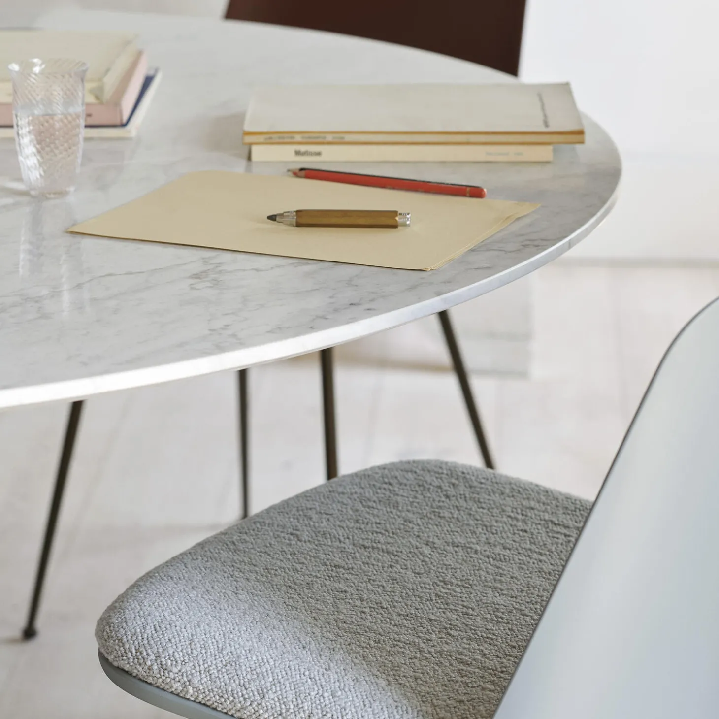 In Between SK20 Dining Table, matt black/bianca carrara marble