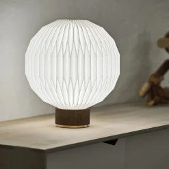 Le Klint 375 bordlampe med standardskærm, røget eg