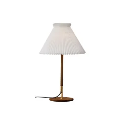 Le Klint 328 bordlampe med standardskærm, røget eg
