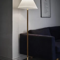 Le Klint 328 gulvlampe med papirskærm, røget eg