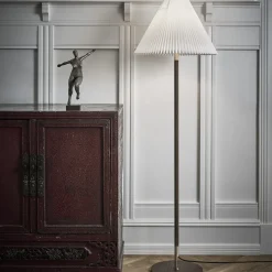 Le Klint 328 gulvlampe med standardskærm, røget eg