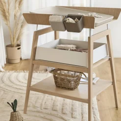 Leander Linea™ puslebord med skumhynde, oak