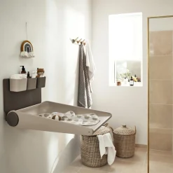 Leander Wally™ væghængt puslebord, cappuccino