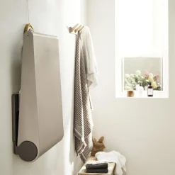 Leander Wally™ væghængt puslebord, cappuccino