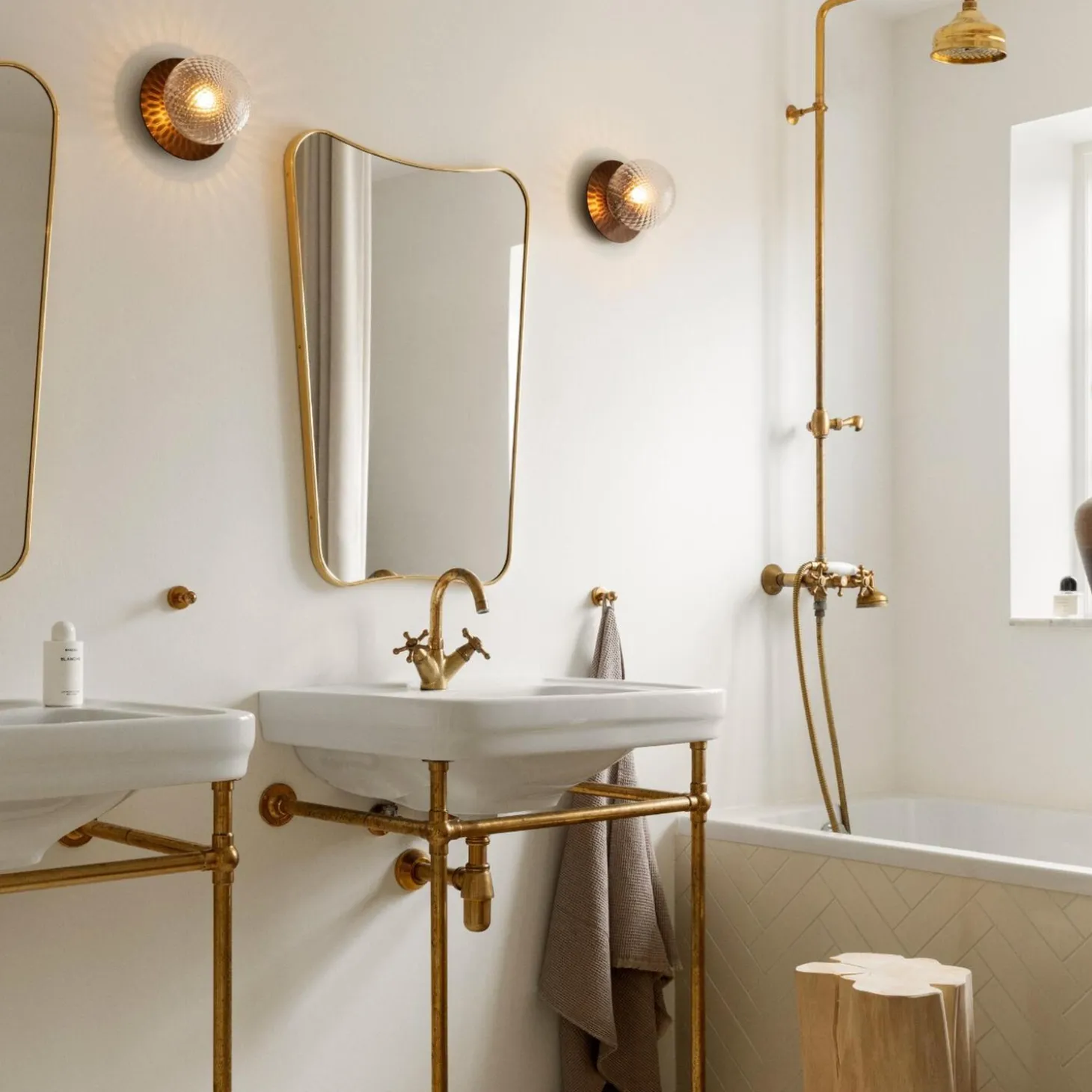 Liila 1 Medium Wall Lamp, dark bronze/optic clear