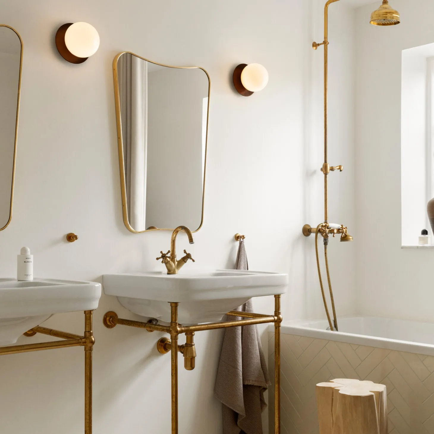 Liila 1 Medium Wall Lamp, dark bronze/optic clear