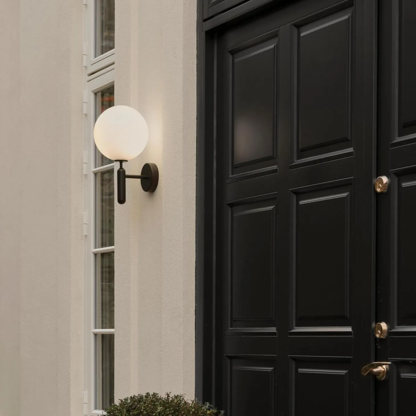 Miira Outdoor Wall Lamp, black/opal