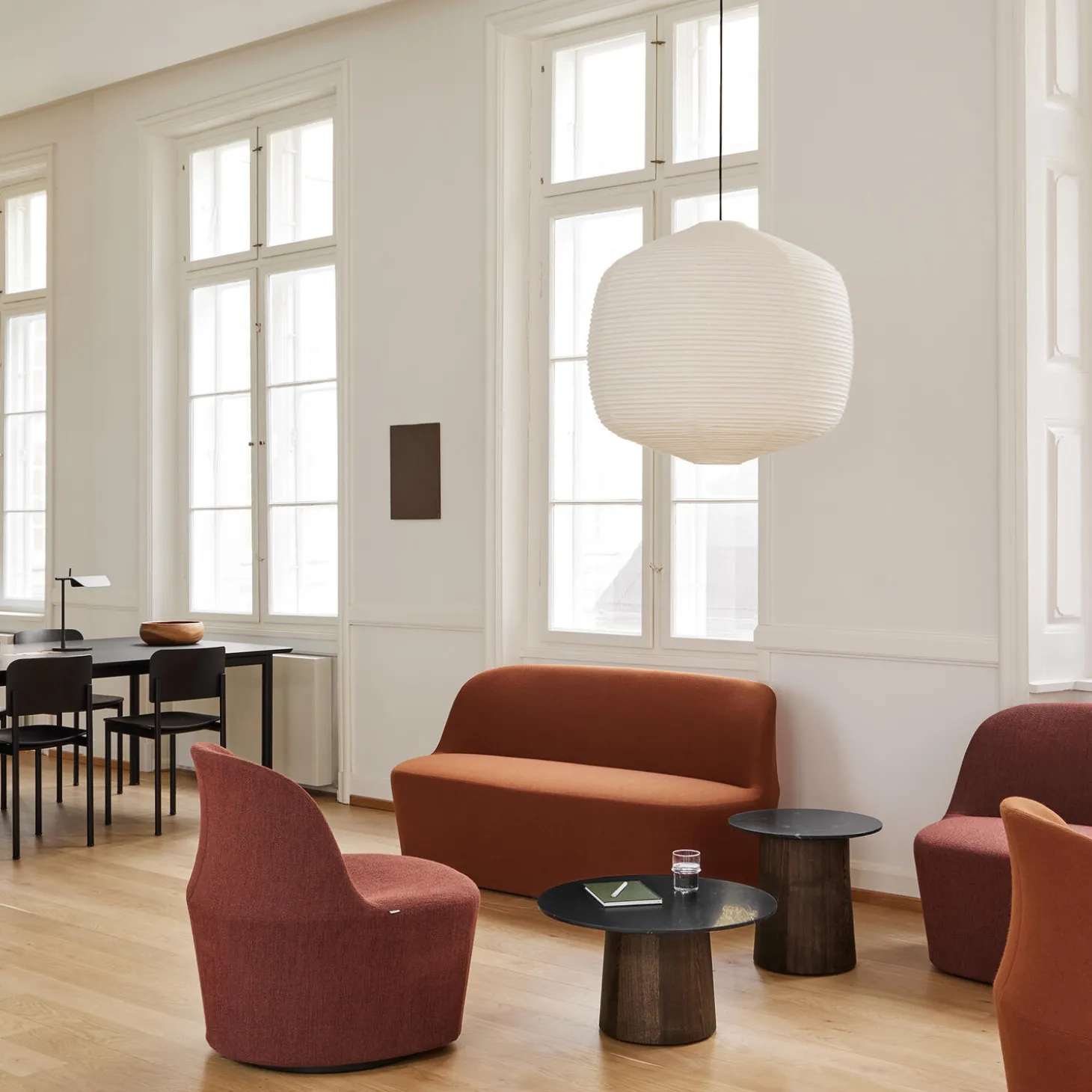 Niveau sofabord Ø 45 cm, Black Marquina/oiled stained ash