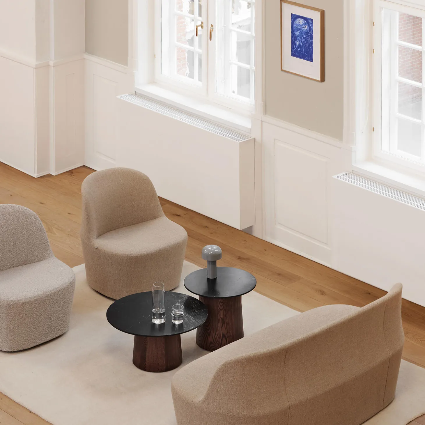 Niveau sofabord Ø 61 cm, Black Marquina/oiled stained ash