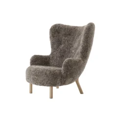 Petra VB3 Lounge Chair, Sheepskin Sahara/oiled oak