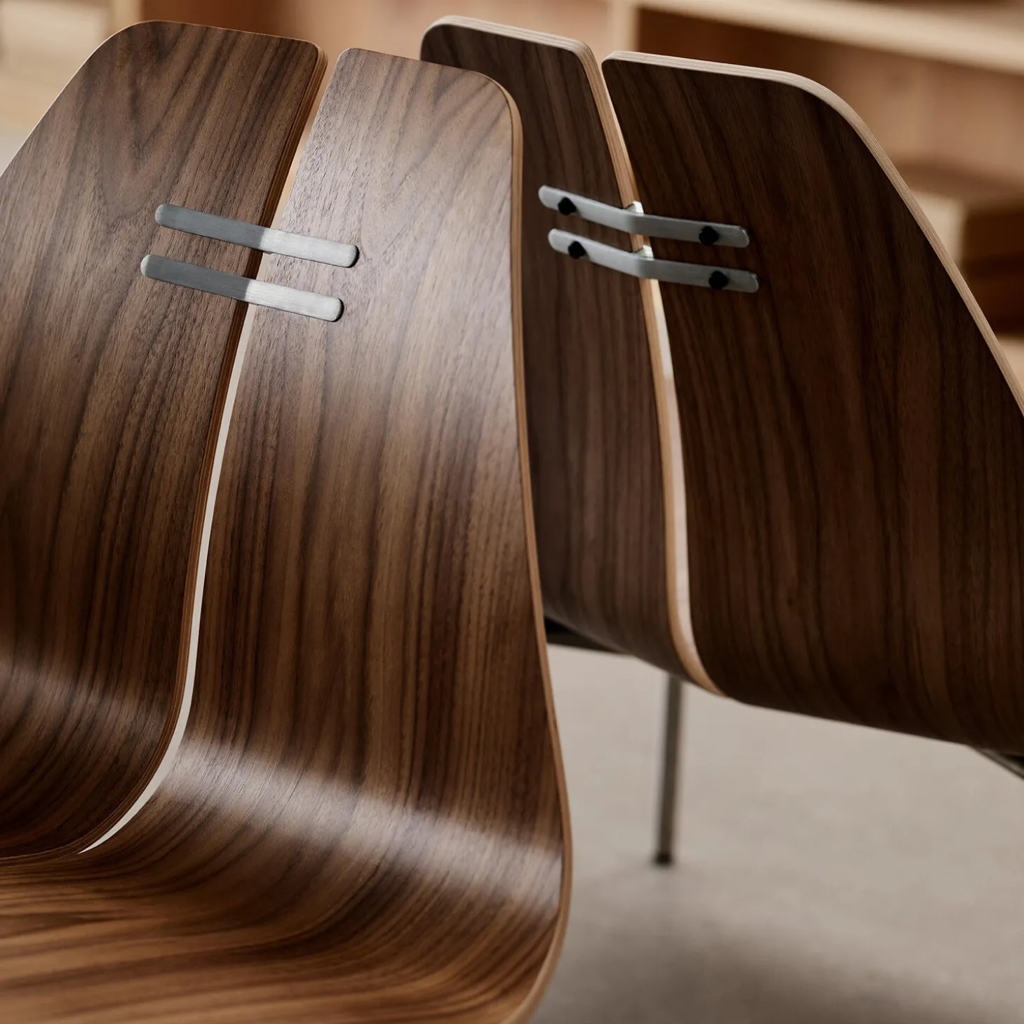 PK23™ loungestol, lakeret valnød/stål