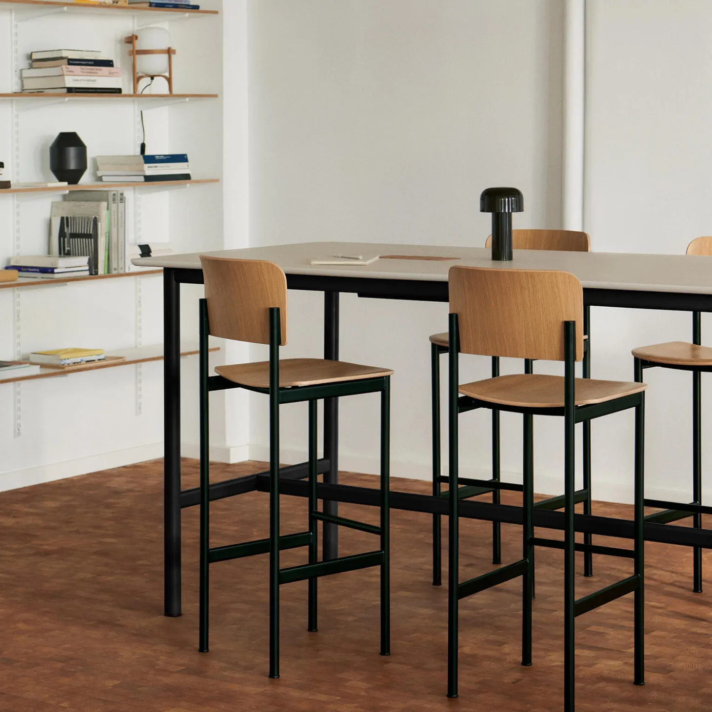 Plan Barstool, lacquered oak/black