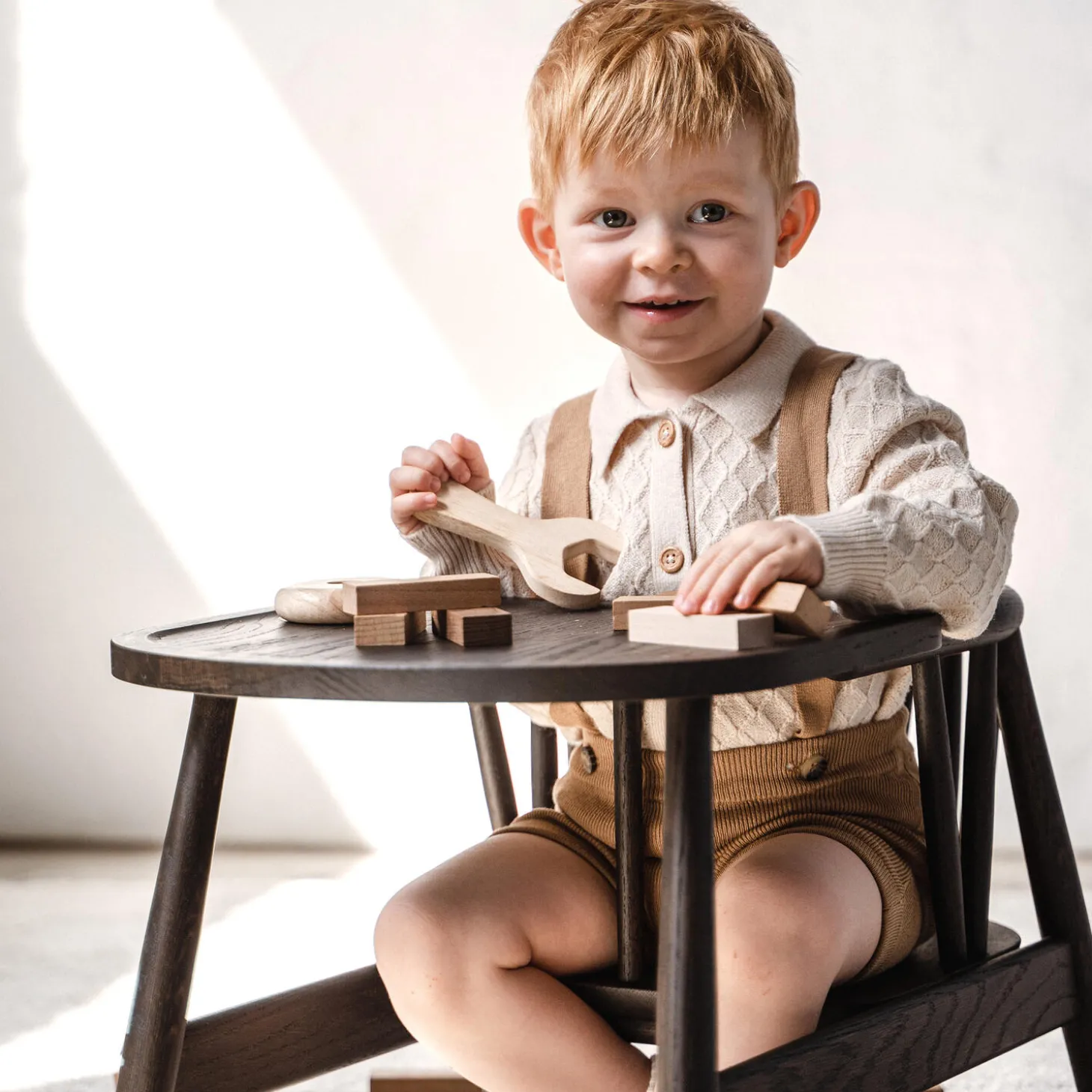 Smilla toddlerstol, røget eg