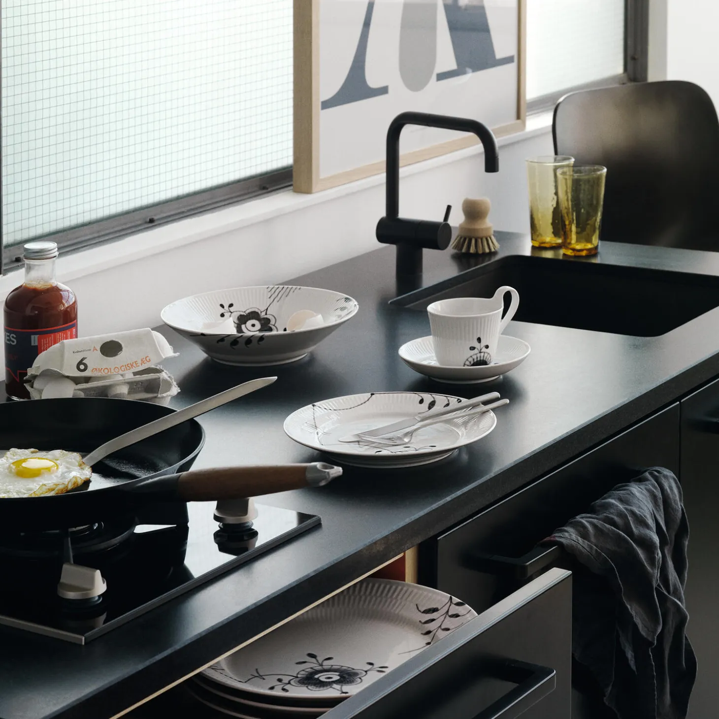 Sort Mega Riflet dyb tallerken Ø 24 cm