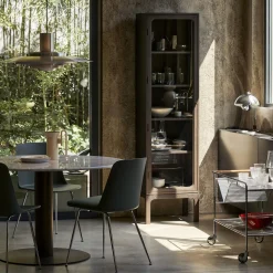 Trace SC87 vitrineskab, dark stained oak