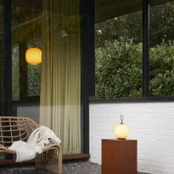 VL45 Radiohus Portable lampe, pale yellow