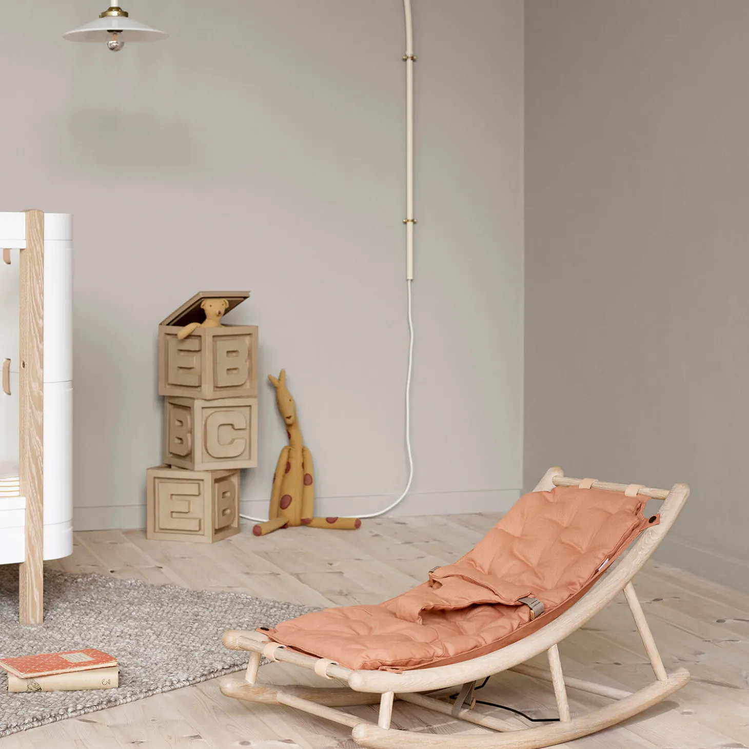 Wood baby & junior vippestol, eg/karamel